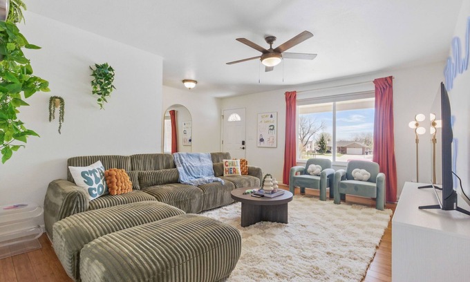 Scenic Heights Casa | Spacious 4BD - Backyard BBQ, Fire Pit & Mini Golf