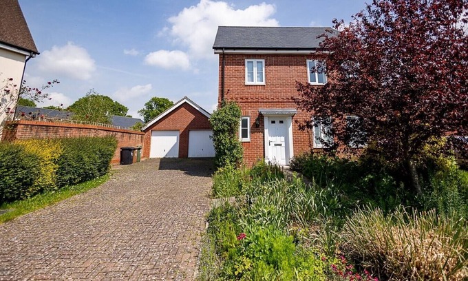 Romsey Casa | Spacious 4BD Home with Patio garden, BBQ and Parking
