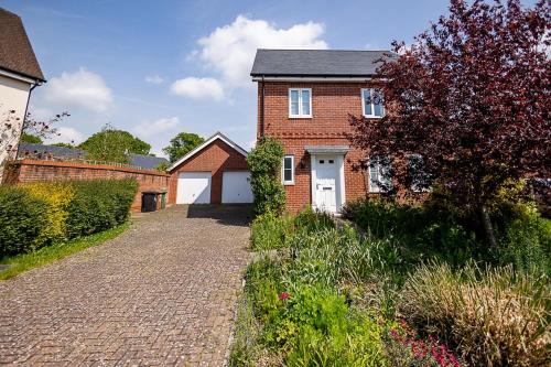 Romsey Casa | Spacious 4BD Home with Patio garden, BBQ & Parking