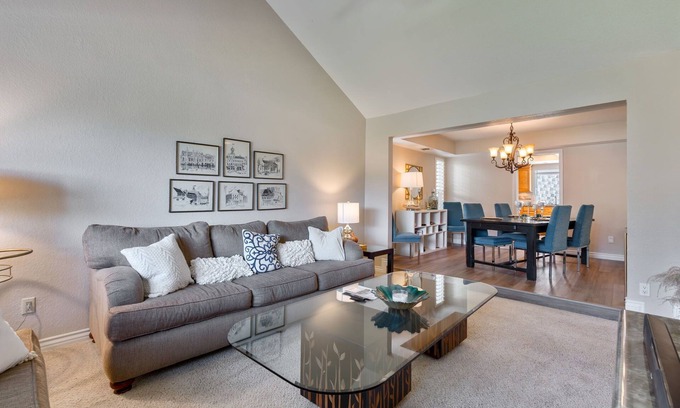 Orangevale Casa | Spacious 4bd house with yard in quiet neighborhood, close to shopping & freeway