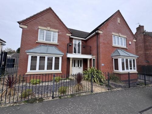 Halghton Casa | Spacious 4BD House with Character in Coventry