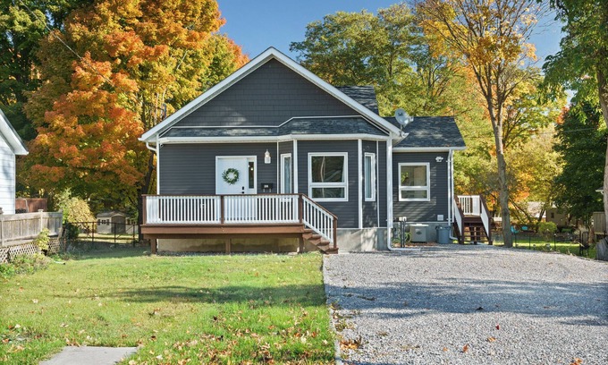 Fenelon Falls Casa | Spacious 4Bdrm Home Patio, BBQ, Walk to Lake - Holiday Home