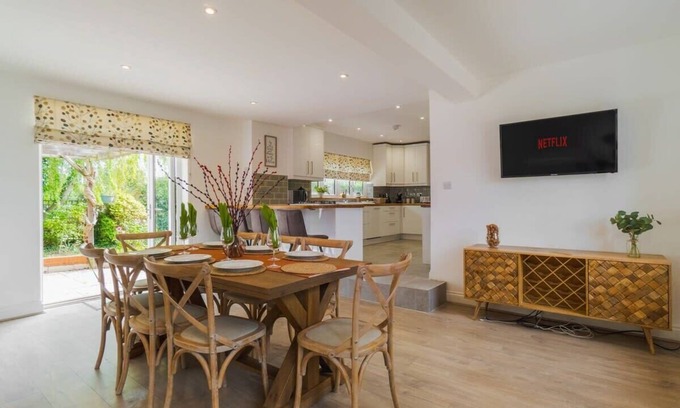 Windsor Casa | Spacious 4Bed Home: Elegant, Garden & Parking