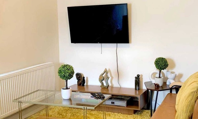 Woking Apartamento | Spacious 4Bed Home Near Woking Attractions & Nature suitable for family &friends