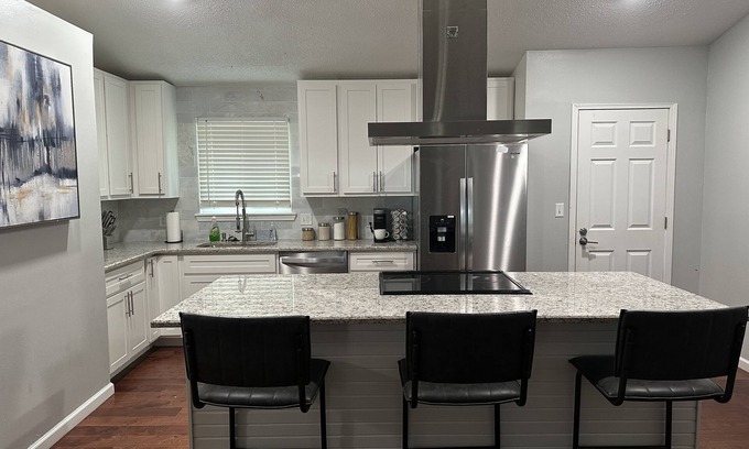 Cool Valley Casa | Spacious 4Bedroom Family House.