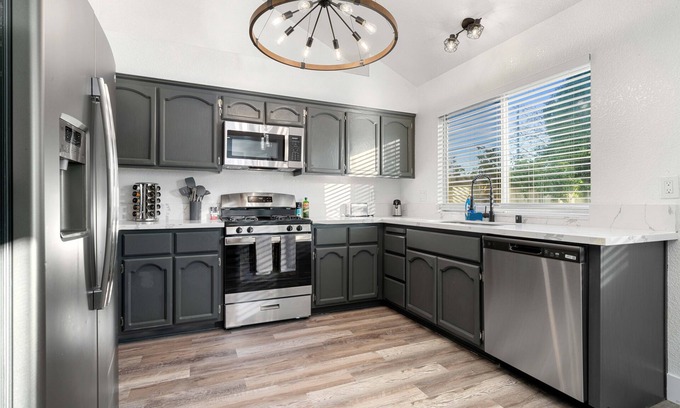 Hood Casa | Spacious 4Beds/3Baths Fully Remodeled Mansion