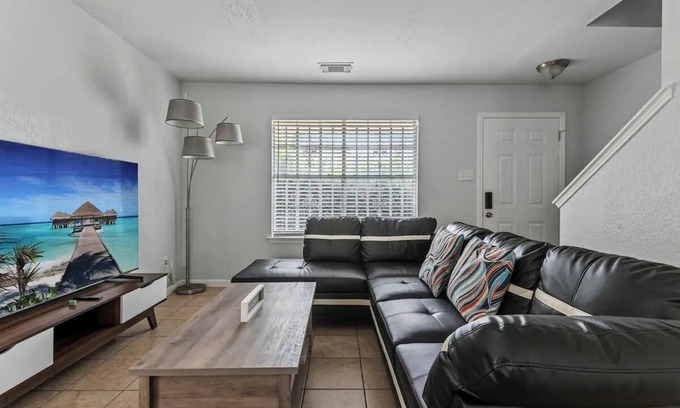 Houston Casa | Spacious 4BR 2.5BATH Near IAH Airport