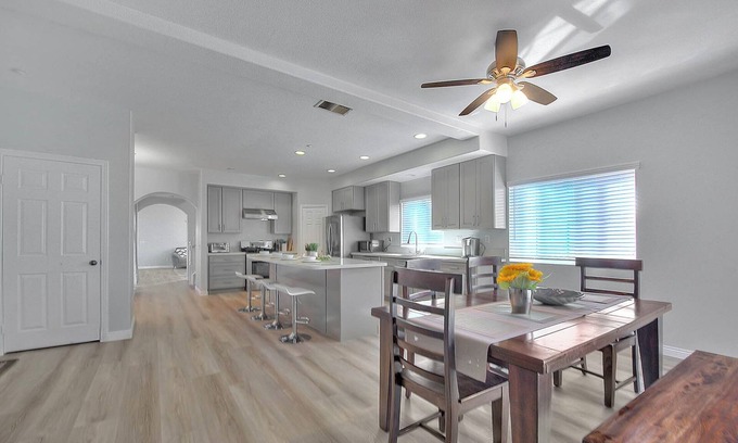 San Bernardino County Casa | Spacious 4BR 3.5BA house/Near Ontario Airpot/Disneyland/Claremont College