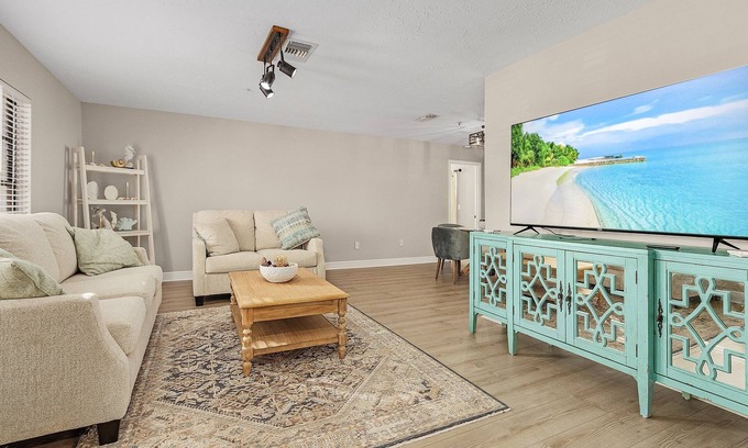 Sarasota Casa | Spacious 4BR Bungalow in Sarasota w/ POOL