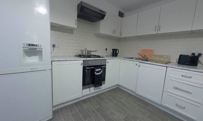 Hale Casa | Spacious 4BR Bungalow with Parking Near Spider-Man Filming Locations