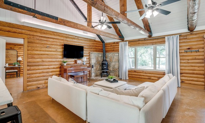 Weatherford Casa | Spacious 4BR Cabin Retreat w/Modern Upgrades, Peaceful Trees & Near Lake