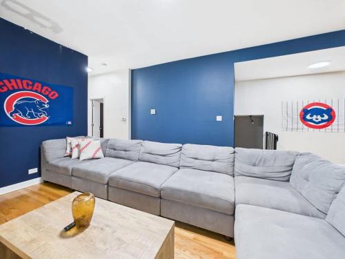 Wrigleyville Apartamento | Spacious 4BR Covered Parking Just Steps to Wrigley