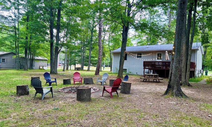 Grayling Casa | Spacious 4BR Escape in Sherwood Forest