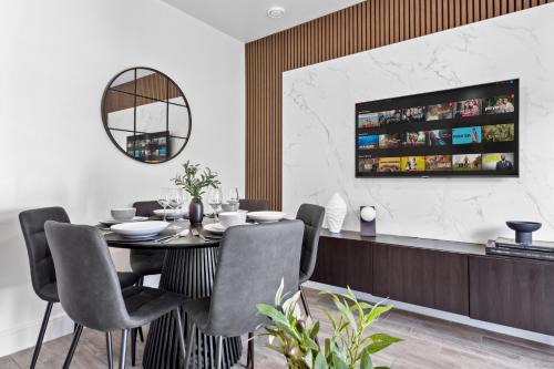 Enfield Highway Apartamento | Spacious 4BR Home, Garden & Parking, Sleeps 8