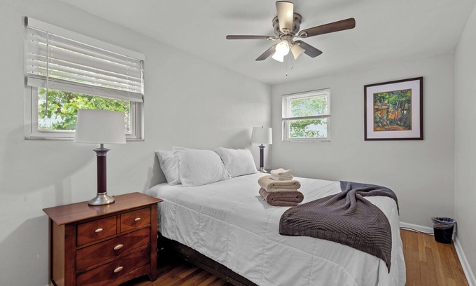 Pittsburgh Apartamento | Spacious 4BR Home-Big Yard, Huge Driveway