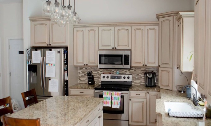 Queensbury Casa | NUEVOS PROPIETARIOS - ¡Casa bellamente renovada con piscina climatizada!