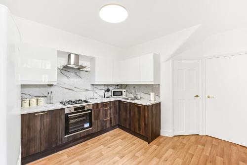 Clapton Apartamento | Spacious 4BR Home with Garden Close to Transport