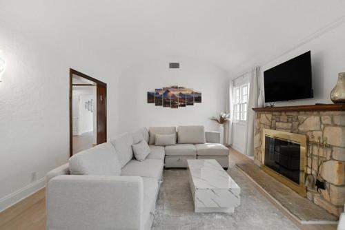 Pico - Robertson Villa | Spacious 4BR House with Large Yard and Parking Beverly Hills Adj