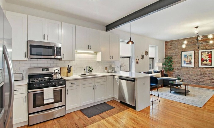 Pilsen Apartamento | Modern 4BR Pilsen Apt near Restaurants