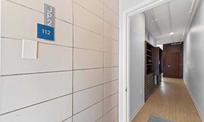 South Kansas City Apartamento | Spacious 4BR Pod in Amazing Kansas City Near Campus, Wi-Fi & Parking, Workspace