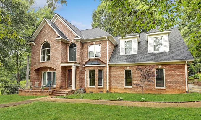 Bowling Green Casa | Lovely 3200sqft home 4 bedrooms, 3.5 bath overlooking pond with acres of privacy