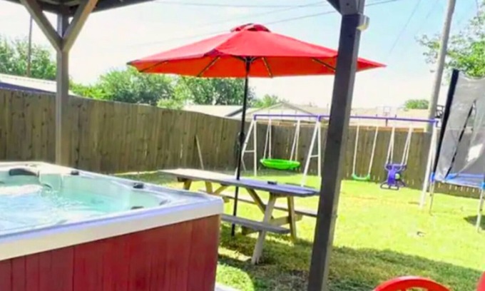 Plano Casa | Spacious 4BR Retreat w/ Hot Tub Comfort in Plano