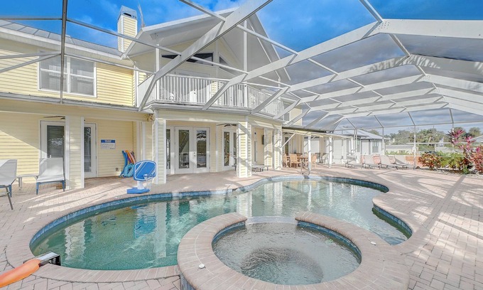 Alva Casa | Spacious 4BR Riverside Retreat with Pool & Hot Tub