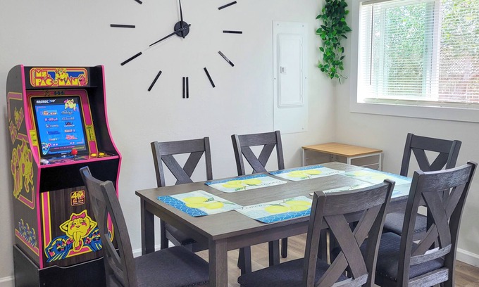 Westport Apartamento | Spacious 4BR w/Arcade, Pet Friendly, near Beaches