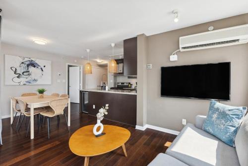 Crosstown Apartamento | Spacious 4BR Waterview Condo with Pool near Rogers Arena for 9