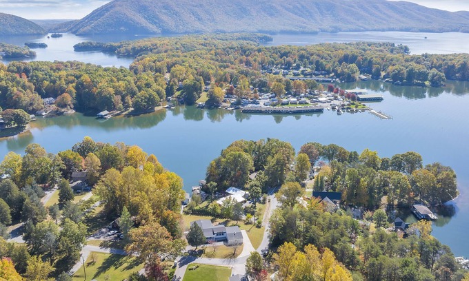 Huddleston Casa | Spacious 4BR with private boat dock and lakefront access