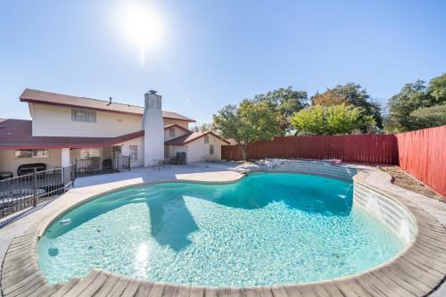 Medical Center District Casa | Spacious 4BR with Private Pool, Near Six Flags