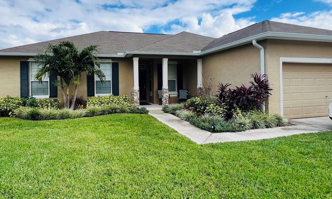 Lakeland Casa | Spacious 4BR with Private Pool, King Bed, Near Parks and Trails