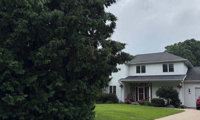Butte Des Morts Casa | Spacious 5-bdrm house with WiFi, fitness room in amazing Oshkosh great for EAA!