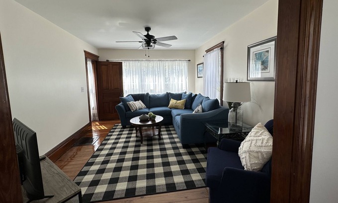Fair Haven Casa | Spacious 5 bdrm Retreat Steps to Lake Ontario & Fair Haven State Park Sleeps 10!