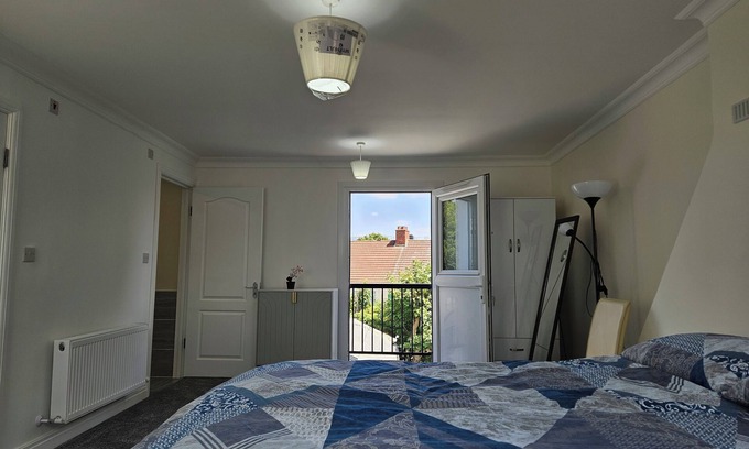 West Thornton Casa | Spacious 5 bedroom and 5 bathroom home in Croydon