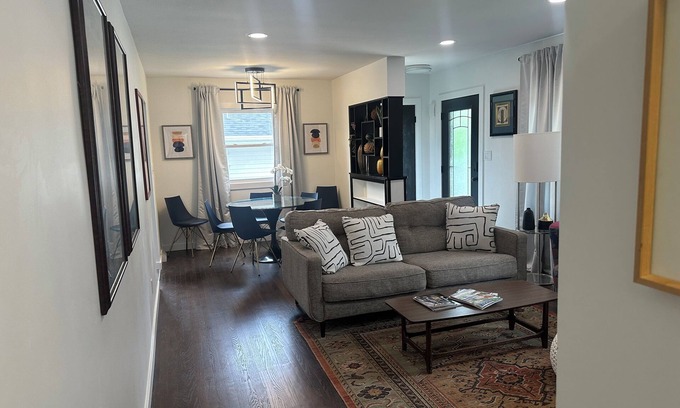 West Des Moines Casa | Spacious 5-bedroom house in welcoming West Des Moines with AC