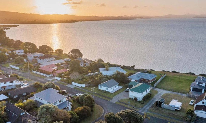 One Tree Point Casa | Spacious 5-bedroom house in delightful One Tree Point