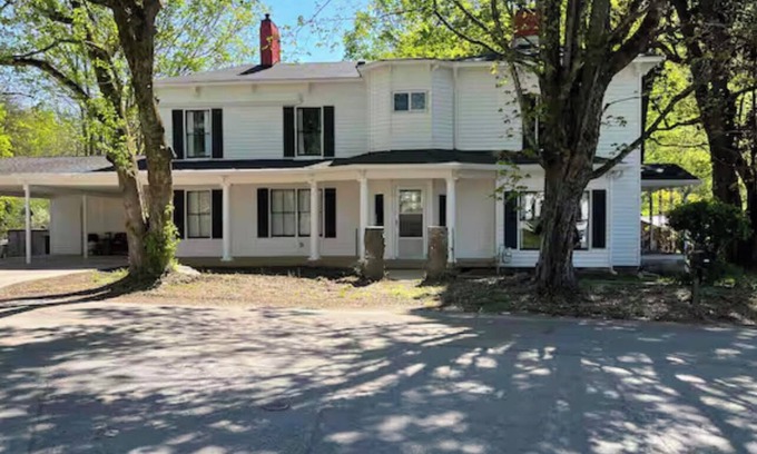 Coalfield Casa | Spacious 5-bedroom pet friendly house with WiFi, AC in charming Oliver Springs