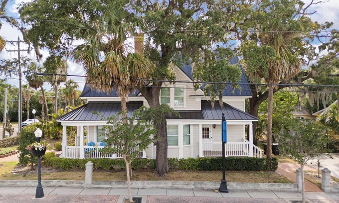 Tarpon Springs Casa | Spacious 5-bedroom historical house in downtown Tarpon Springs with WiFi, AC