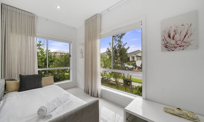 Gregory Hills Casa | Spacious 5 Bedroom 2.5 bathroom House in Gregory Hills