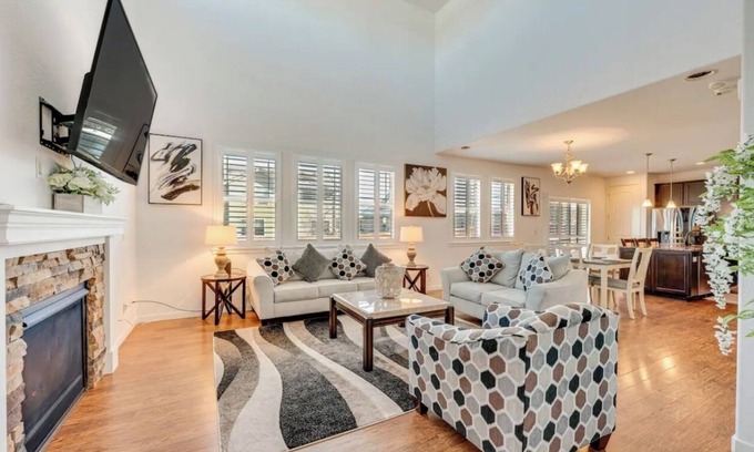 Commerce City Casa | Spacious 5-bedroom house in charming Commerce City with WiFi, AC