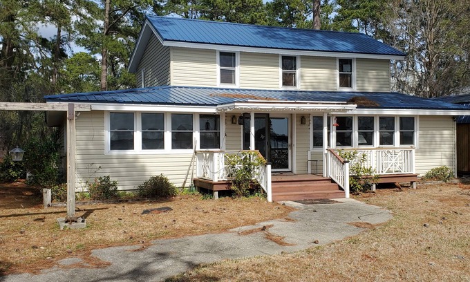 White Lake Casa | Spacious 5-bedroom lakefront house in White Lake, NC.