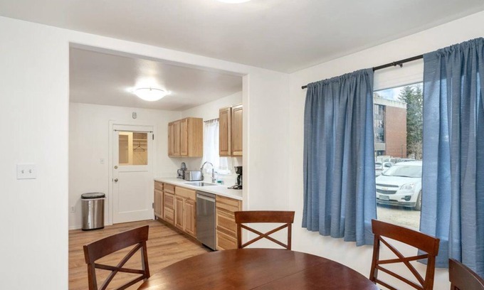 South Addition Casa | Spacious 5-bedroom, 2 Level House in Downtown Anchorage
