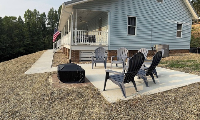 Big Creek Casa | Spacious 5-bedroom/3-bathroom Lake view house with Lake access & private dock.