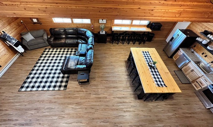 Cody Cabina | Spacious 5-bedroom, 5-Bathroom lodge! Sleeps 22! Across from famous Cody rodeo!