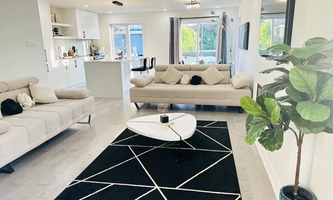 Saint-Hubert Apartamento | Spacious 5-bedroom apartment in enjoyable Longueuil with AC