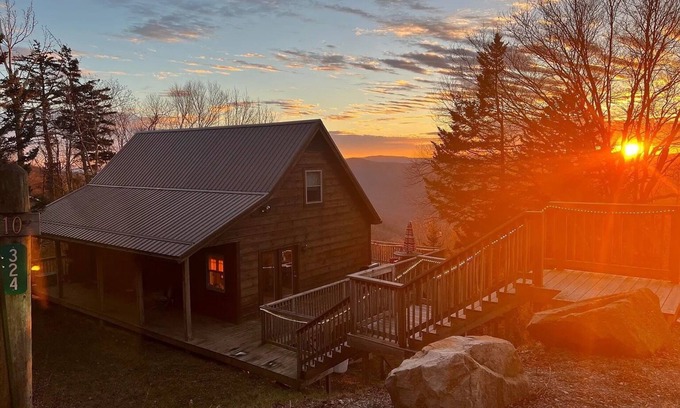 Snowshoe Casa | Spacious 5-bedroom bungalow near Cupp Run w/ beautiful western & sunset views
