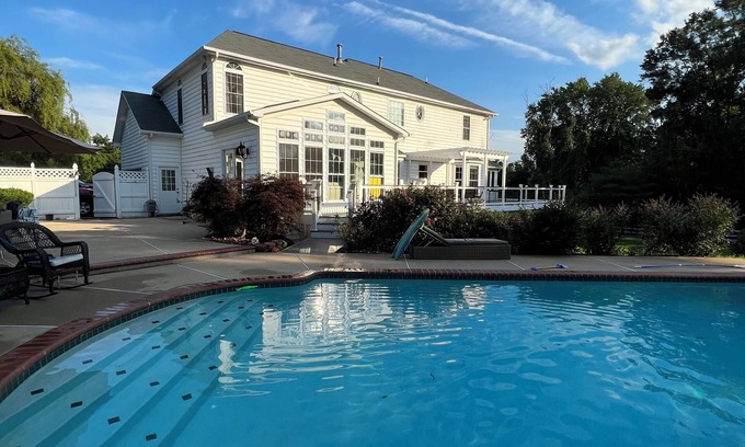 Nokesville Otro | Spacious 5-bedroom farmhouse in peaceful Nokesville with Pool
