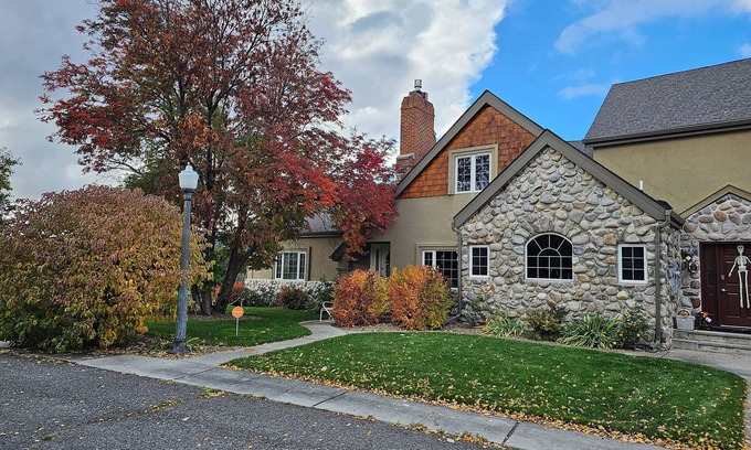 Butte Casa | Spacious 5 Bedroom, family-friendly home on Stunning Golf Course In Butte, MT