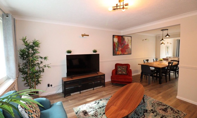 Runnymede Chalet De Esquí | Spacious 5 bedroom, 2.5 bathroom house in Addlestone